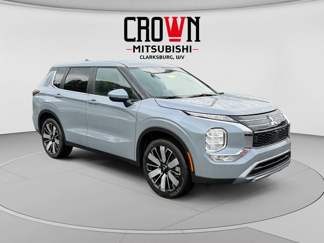 2026 Mitsubishi Outlander SE in Moonstone Gray Metallic — front three-quarter view