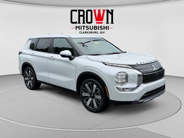 2026 Mitsubishi Outlander SE in White Diamond — front three-quarter view