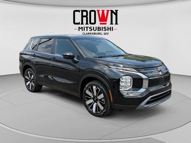 2026 Mitsubishi Outlander SE in Labrador Black Pearl — front three-quarter view