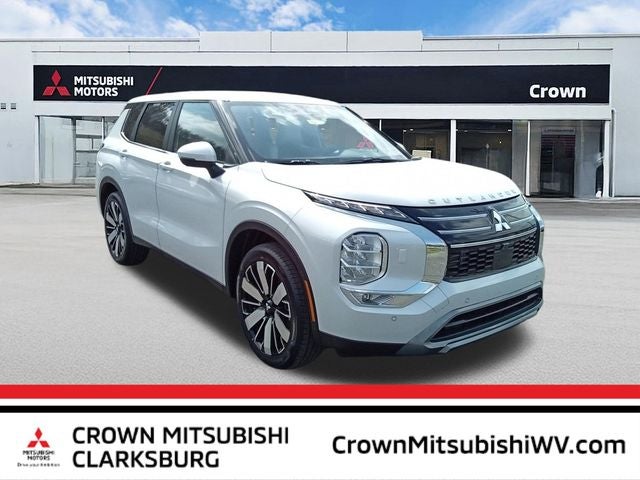 2026 Mitsubishi Outlander SE in White Diamond — front three-quarter view