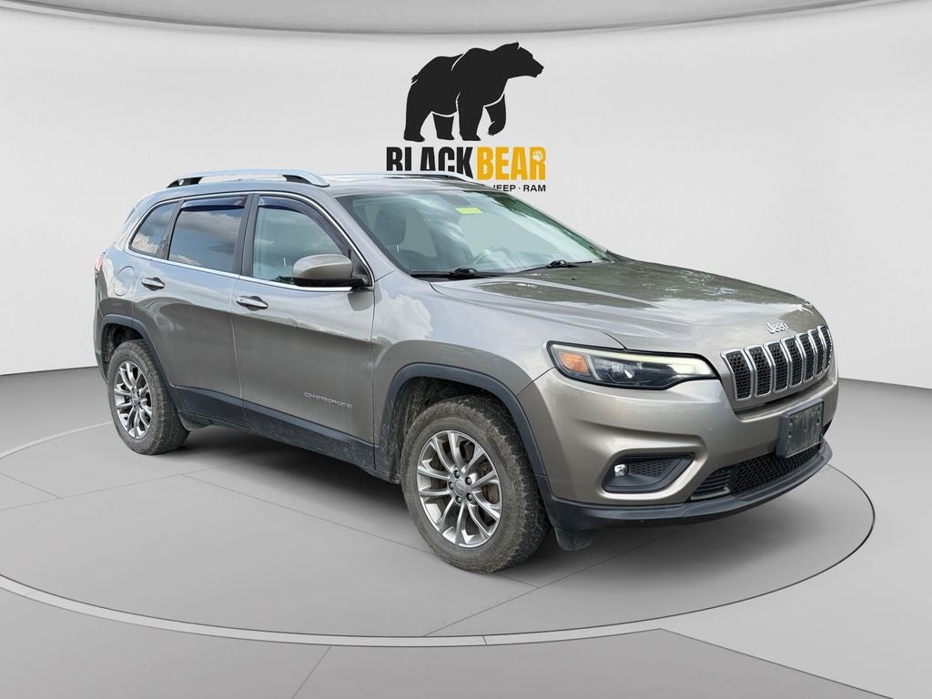 2019 Jeep Cherokee Latitude Plus in Light Brownstone Pearlcoat — front three-quarter view